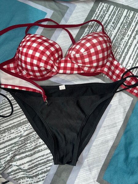 Bikini à carreaux rouges