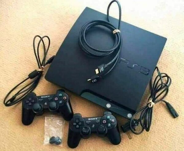 Console PS3 Sony avec 2 manettes