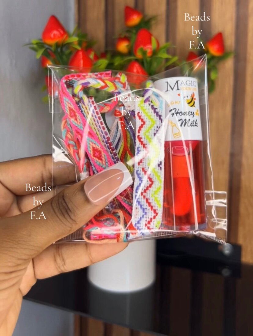 Bracelets colorés et baume à lèvres