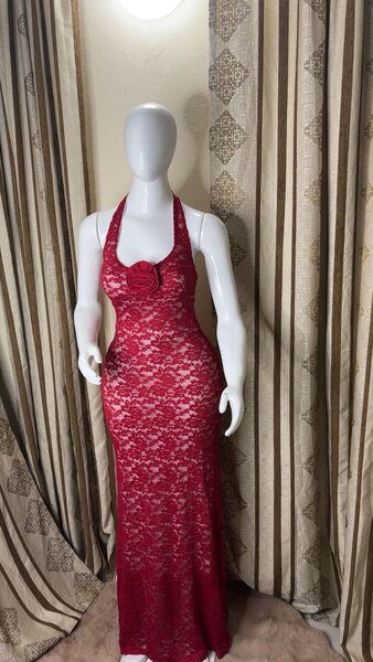 Robe longue en dentelle rouge