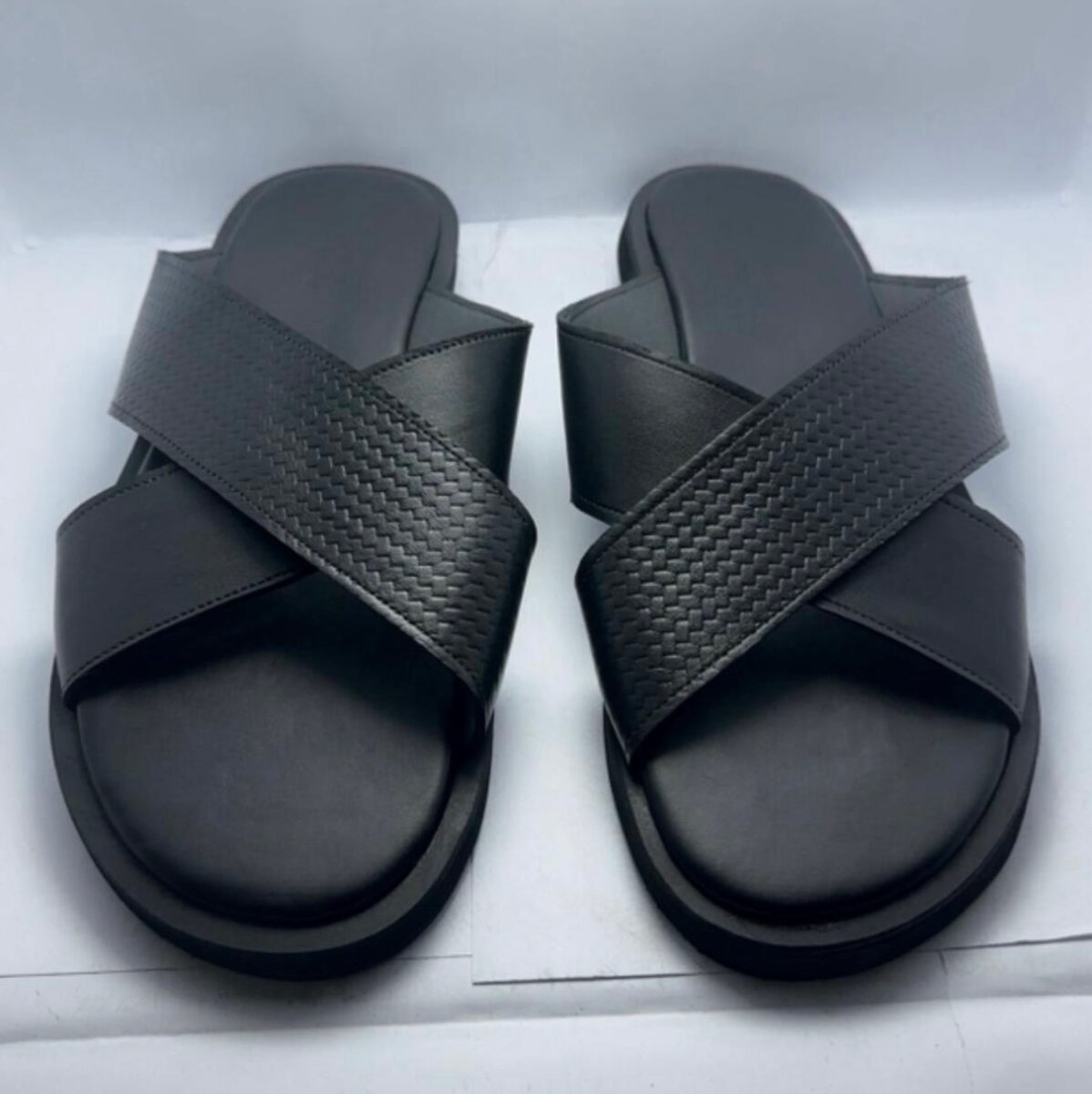 Sandales en cuir noir élégant