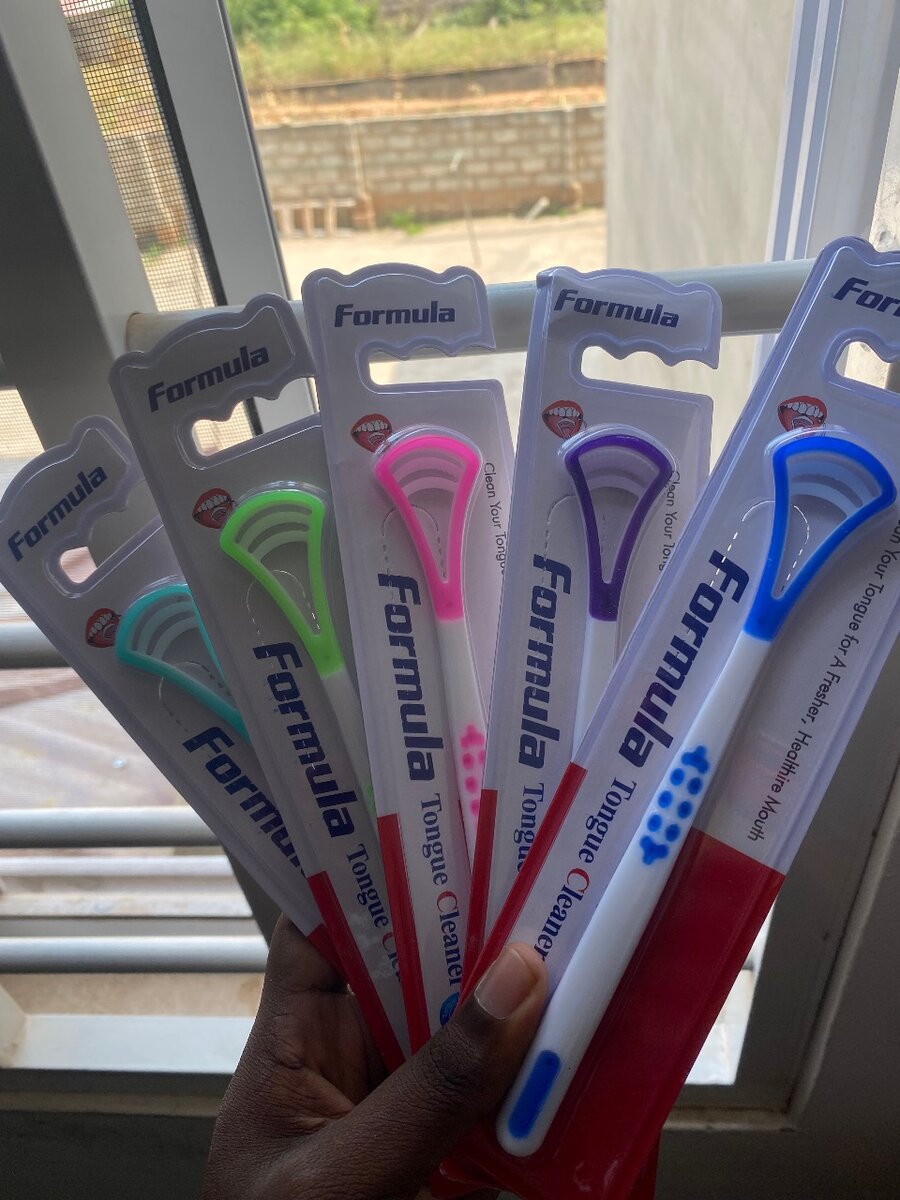 Plastic tongue scraper