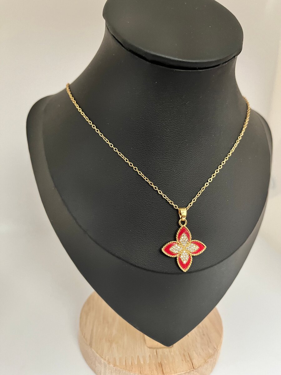 Gold Flower Pendant Necklace
