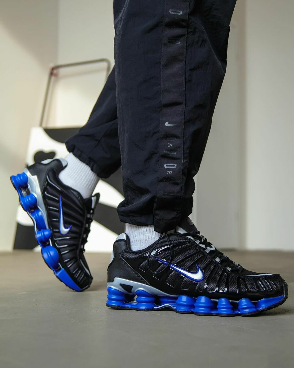 Basket Nike Shox bleu et noir