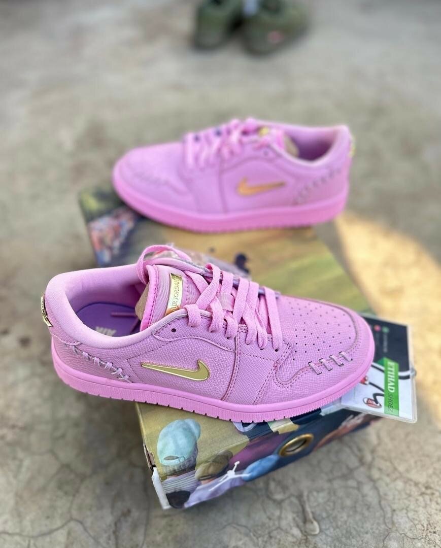 NIKE SB PINK