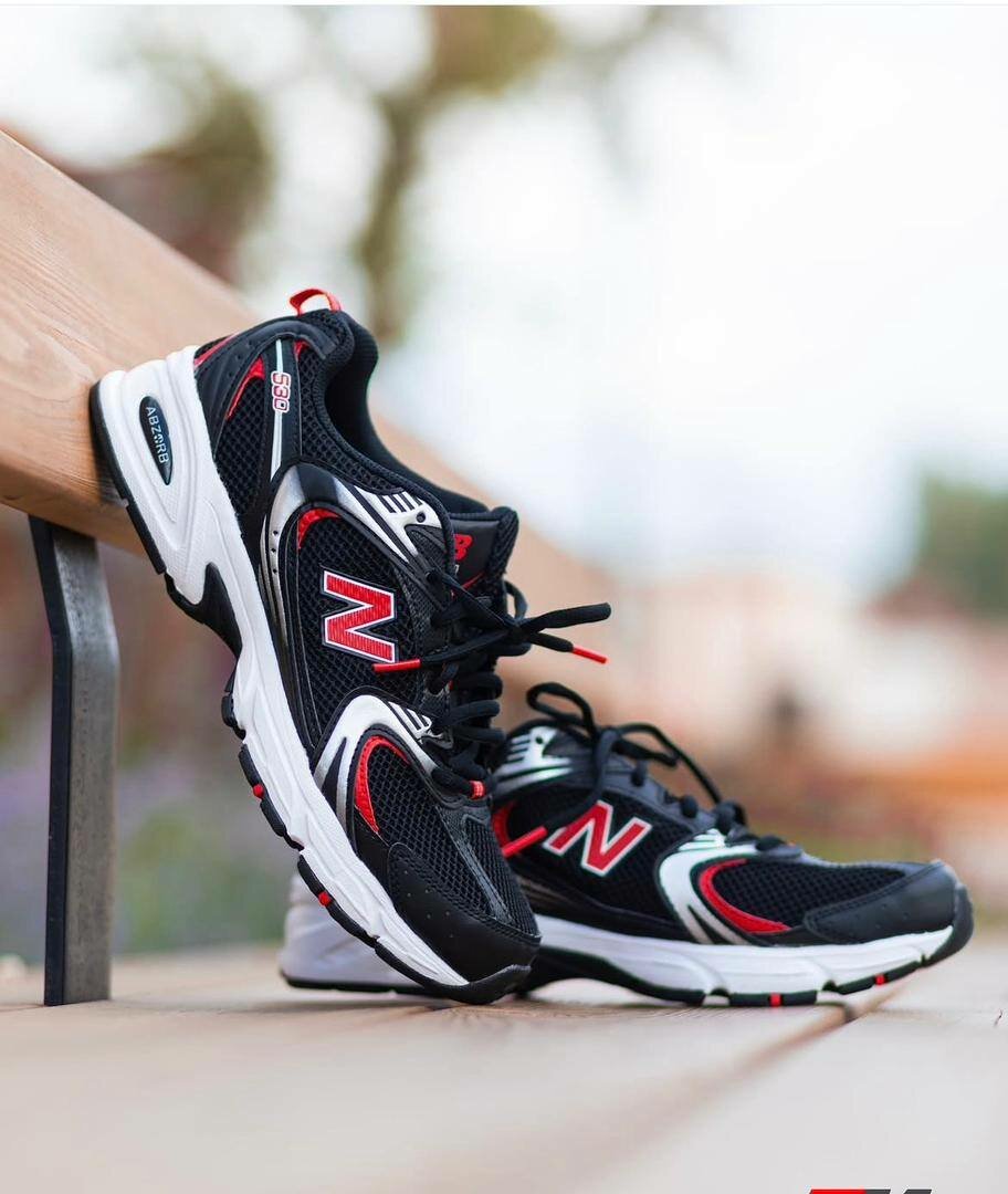 Chaussures de sport noires et rouges