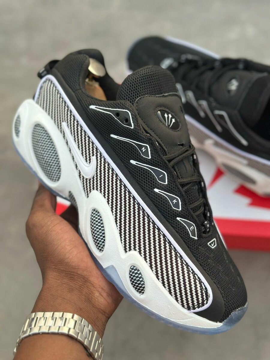 Basket Nike nocta dans carton