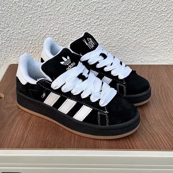 Chaussures adidas noires et blanches