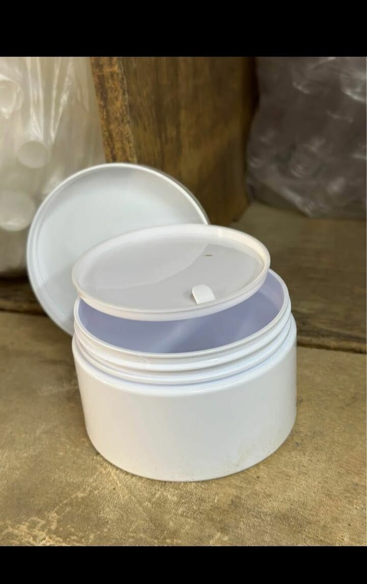 Pots de cosmétiques vides