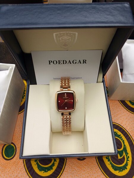 Montre Femme Dorée Élégante