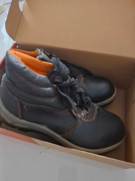 Preowned safety boots size 40