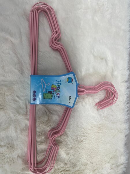 Cintres en plastique rose