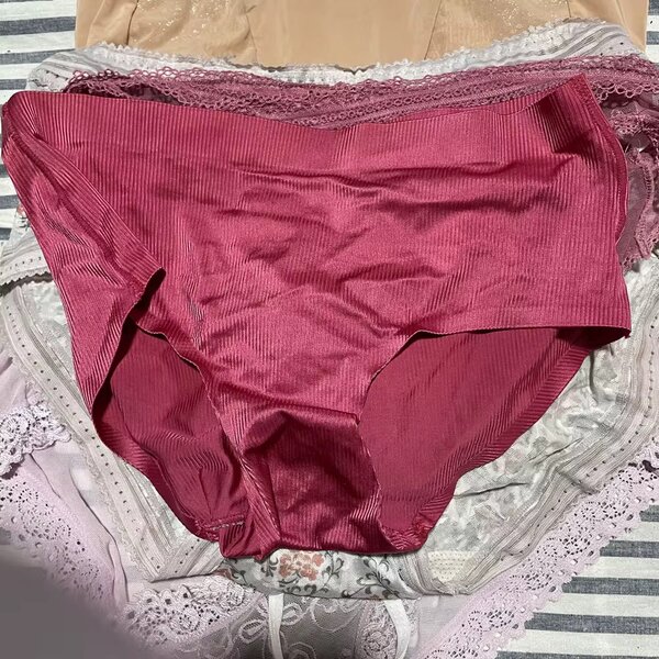 Culotte en dentelle féminine