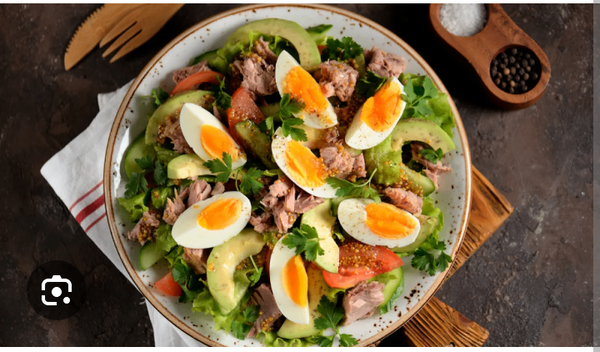 Avocat au thon grillé au œuf.