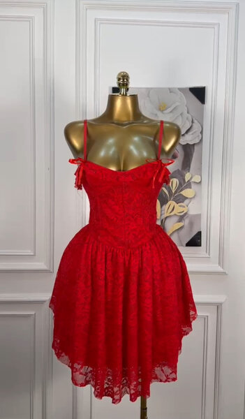 Robe en dentelle rouge élégante