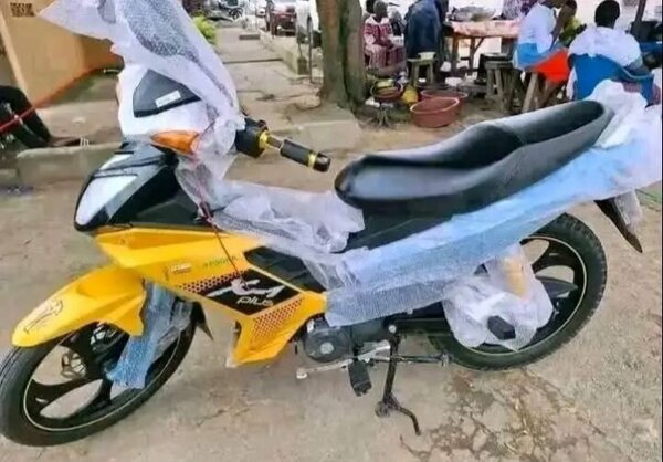 Scooter moteur Kaito jaune et noir