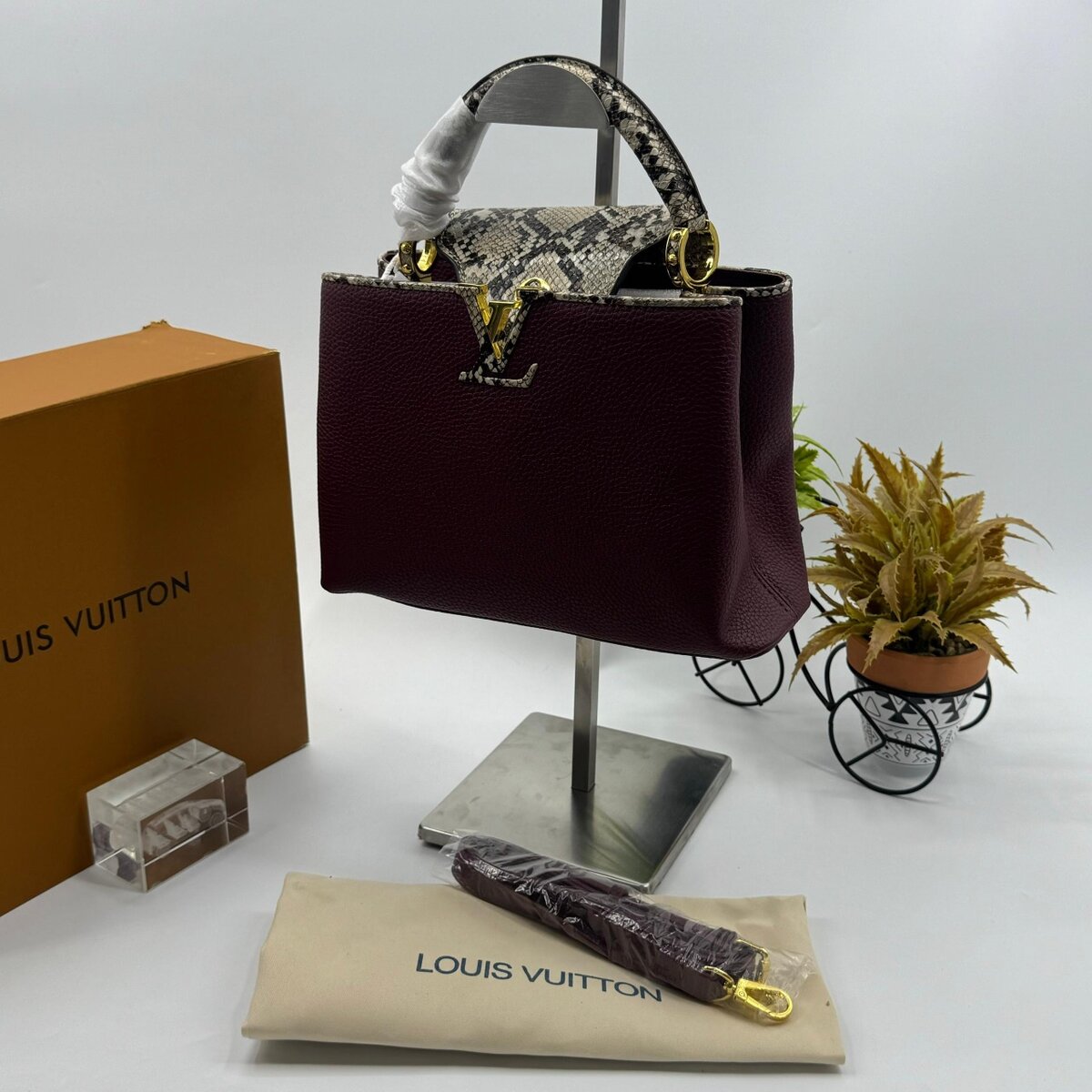 LOUIS VUITTON HANDHELD BAG