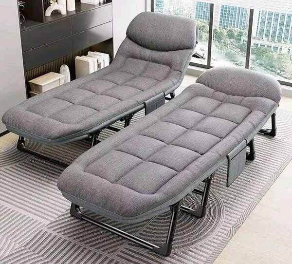 Lit pliant gris avec appuie-tête