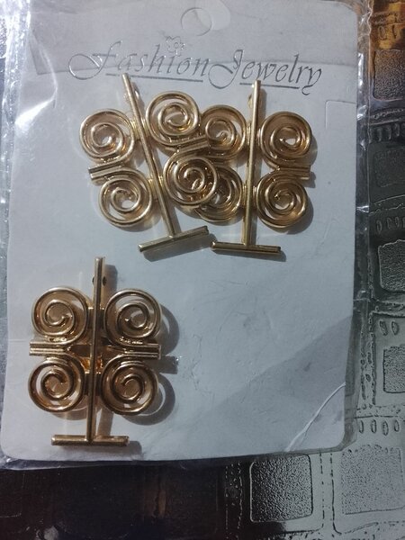 Broches dorés pour vêtements