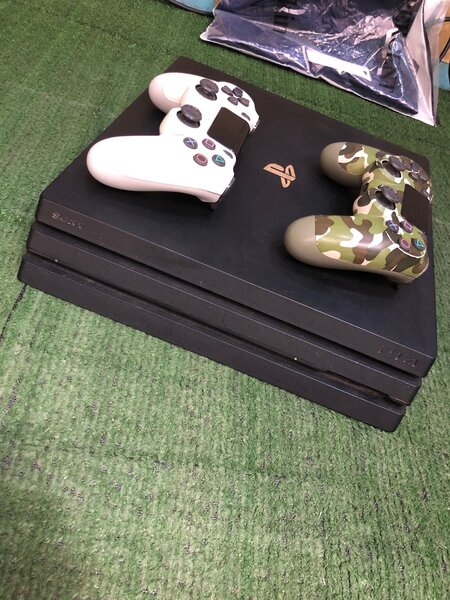 Ps4 pro 1terras avec 10jeux installédeux manette disponible