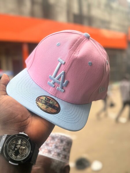 Casquette rose et bleue stylée