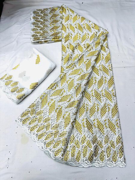 Tissu Dentelle Brodé Floral