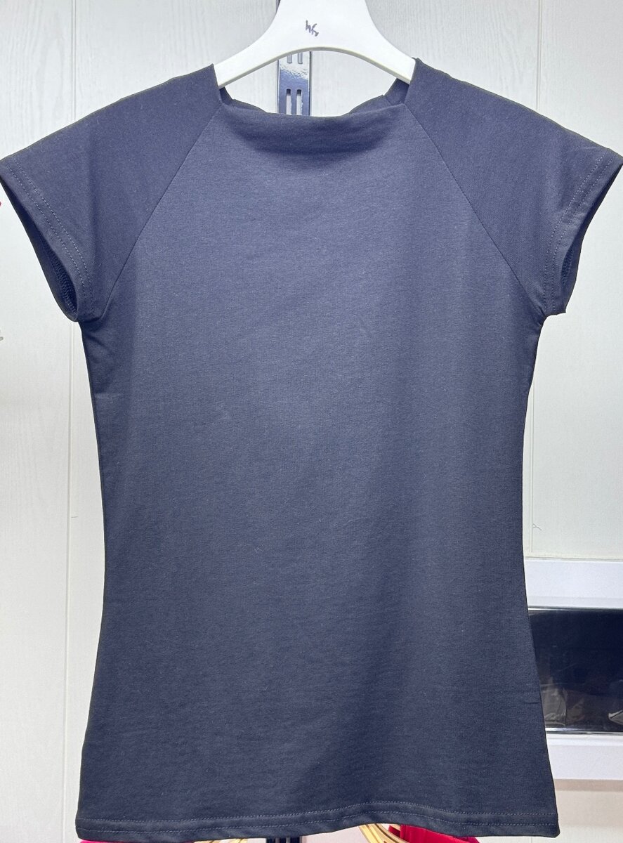 Приталенная черная футболка