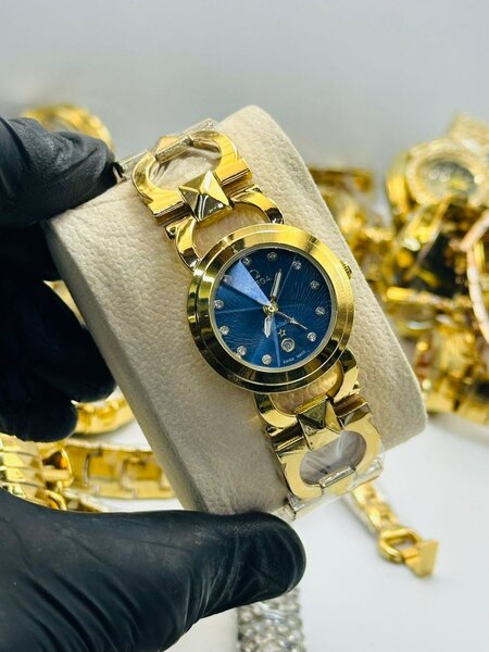 Montre élégante dorée femme