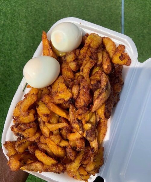 Frites épicées et œufs