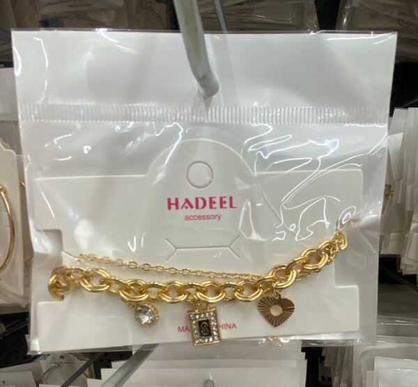 Bracelet doré avec pendentifs