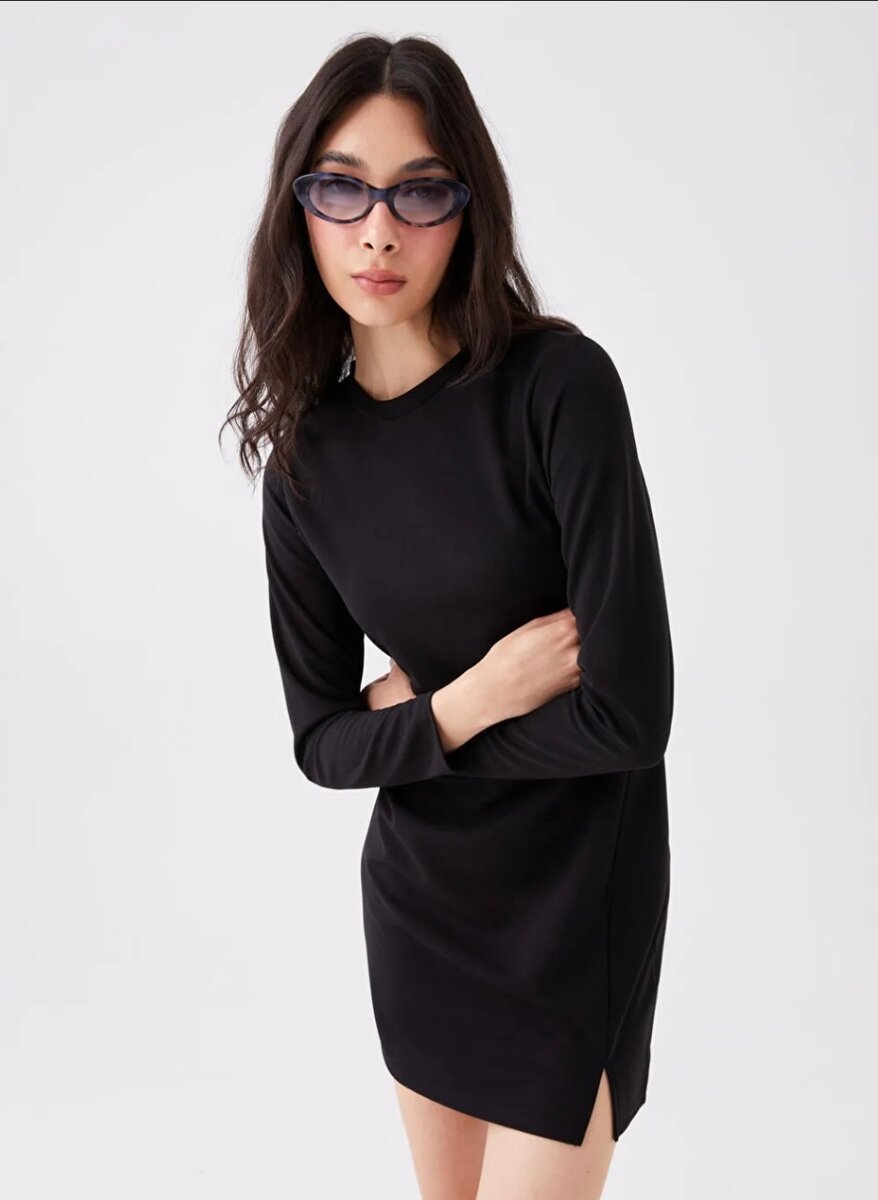 Короткое , черное платье