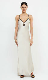 Robe Longue Satinée Élégante