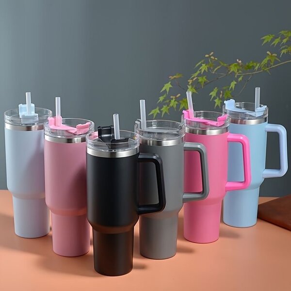 Mug isotherme avec paille