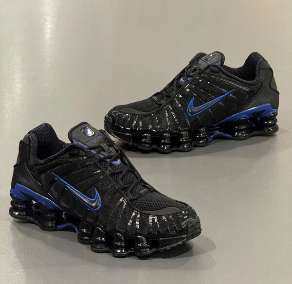 Chaussures Nike noires et bleues