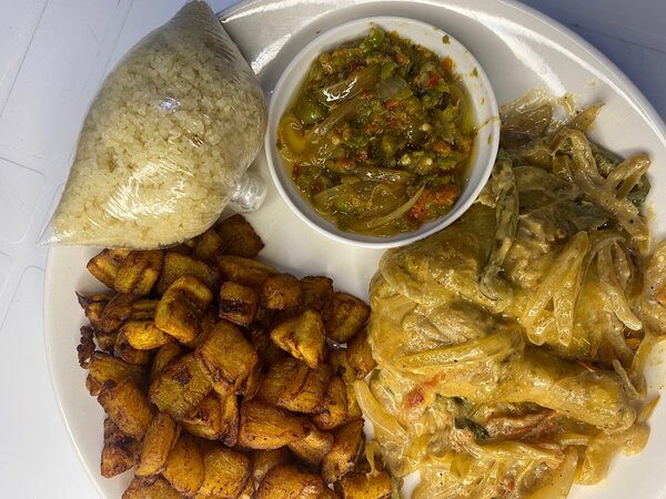 Poulet mayo attieké et alloco