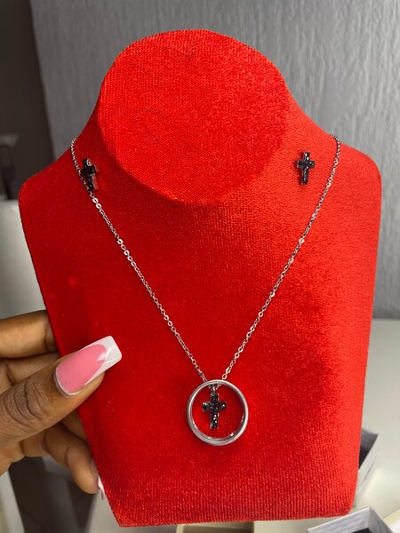 Parure croix élégante argentée