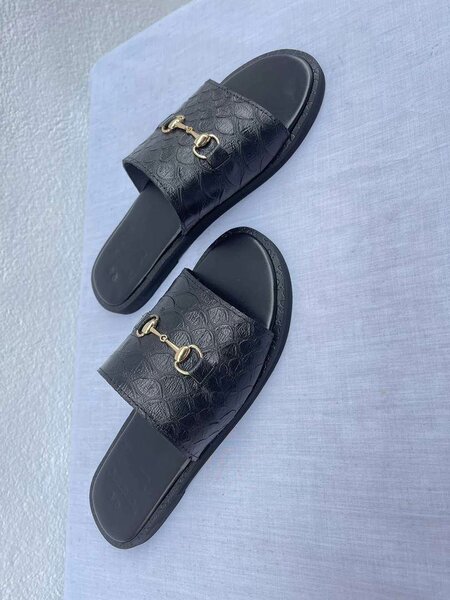 Sandales en cuir noir élégant