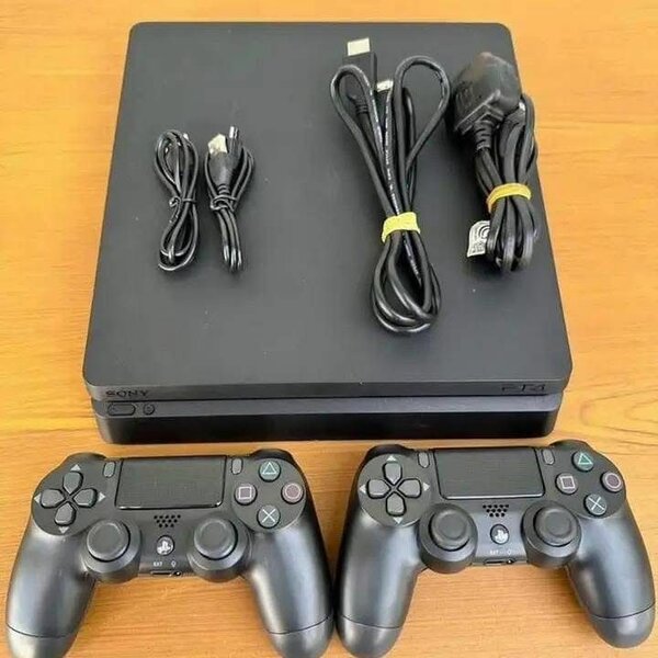 Console PS4 avec manettes