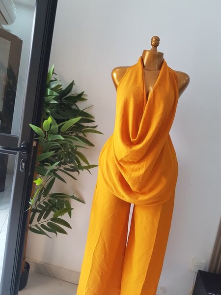 Combinaison jaune élégante