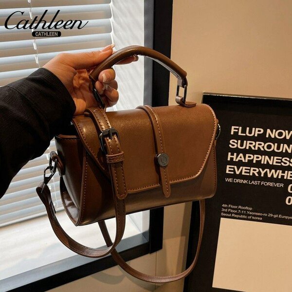 Коричневая женская , вместительная,  компактная сумочка .