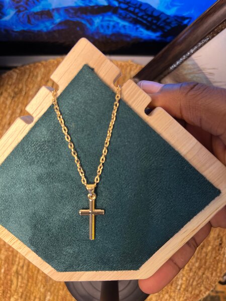 Collier croix dorée élégante