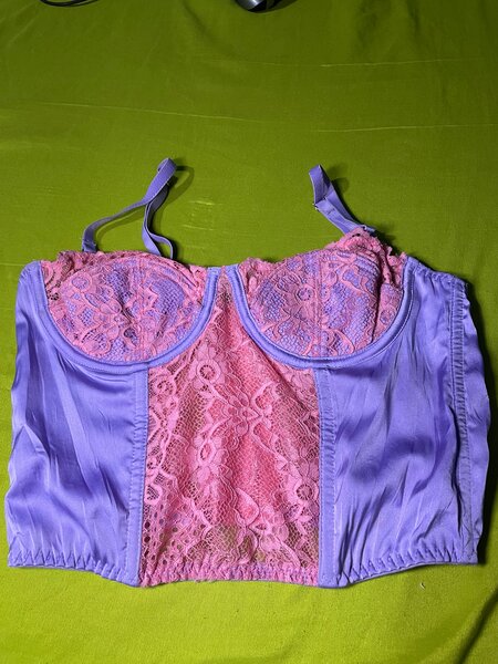 Corset en dentelle violet