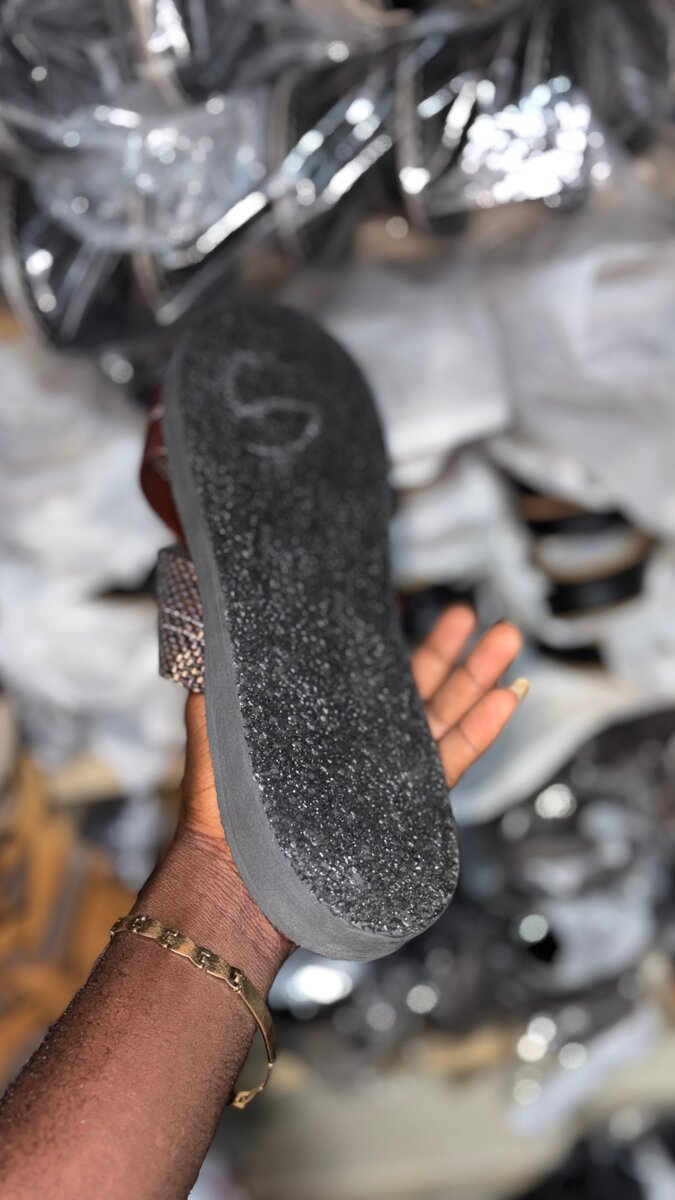 Sandales en cuir style croisé