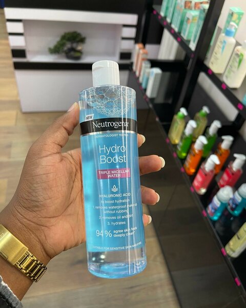 Remove stubborn makeup, even waterproof mascara, without stripping.