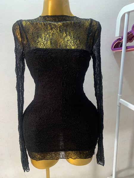 Robe en dentelle noire élégante