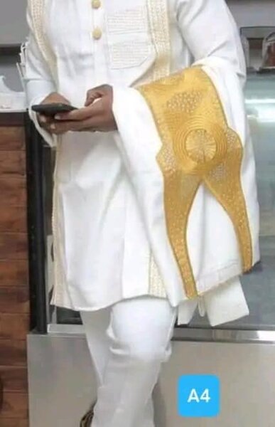 Costume blanc avec broderie dorée