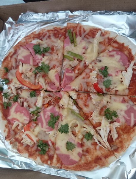 Pizza à base de tomates accompagné poulet