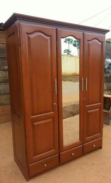 Armoire en bois à trois portes