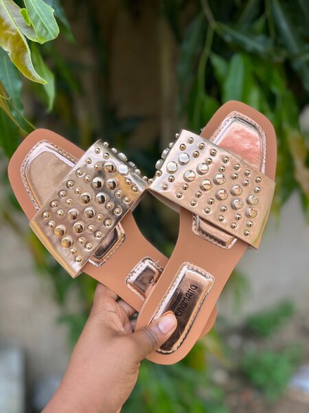 Sandales dorées à clous