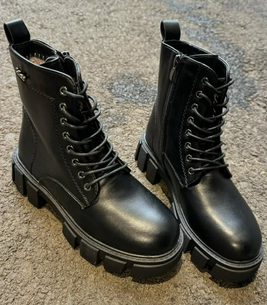 Кожаные сапоги с шнурками — стильный и практичный выбор для тех, кто ценит комфорт и долговечность. Эти сапоги выполнены из натуральной кожи, что обеспечивает надежную защиту от холода и влаги, а также создает благородный, классический вид.😍👍🏻